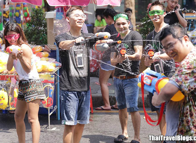 Bị cấm hở hang, gái Thái Lan vẫn mặc bikini, quần 5cm đi té nước